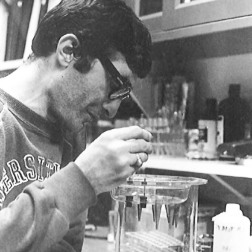 1975-dallas-biyoloji-bolumu-labarotuvari