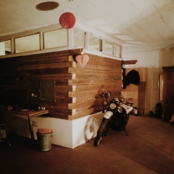 Bir marangozhanede çıraklık yapan İsviçreli tasarımcının ham ahşaptan yaptığı odası, Zürih.