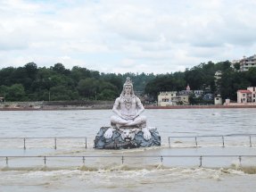 Belki de yaşama olan olağanüstü katkılarından dolayı birçok kültür; nehirleri kutsal bir noktaya taşımıştır. Bunların en ünlüsü ise Hindistan’daki Ganj nehridir. Ortasında birçok tanrı ve tanrıçanın heykellerinin yapıldığı Ganj Nehri’ne, Hindular ölülerinin küllerini dökerler.