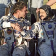Muhammad Faris, Rus kozmonot Alexander Viktorenko ile birlikte, 17 Temmuz 1987'de yeryüzüne döndü.